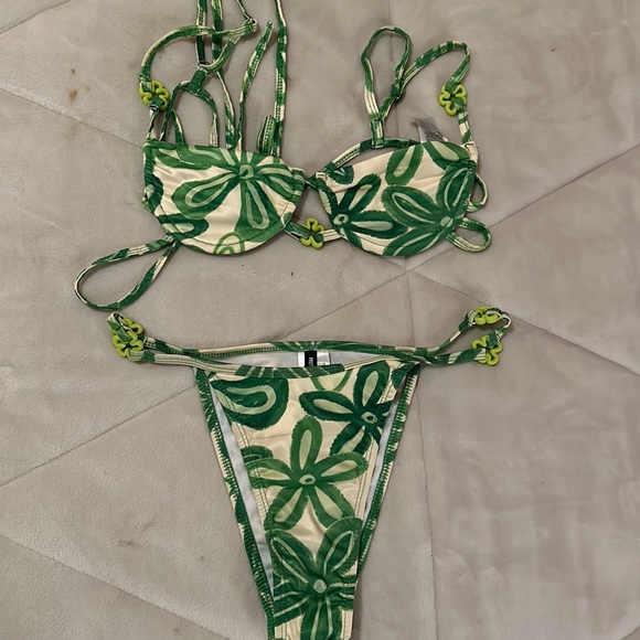 Pretty little thing Bikini - Picture 1 of 5